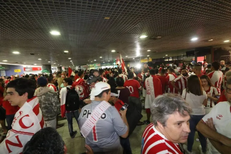 Paraenses do Náutico são recebidos com grande festa no Recife