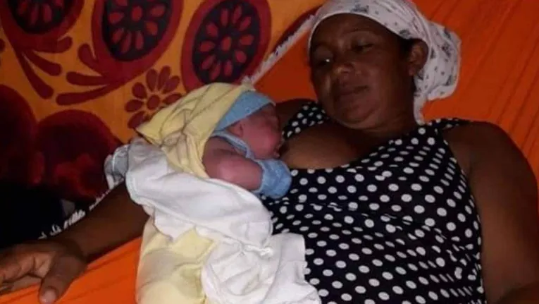 A mulher entrou em trabalho de parto no início da madrugada