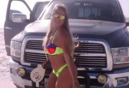 Nas redes sociais, Adriana postava fotos em paisagens paradisíacas e com carros de luxo