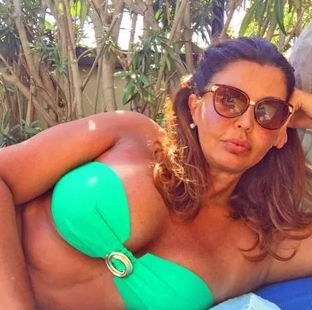 Lembra dela? Roberta Close surge de micro biquíni e surpreende fãs