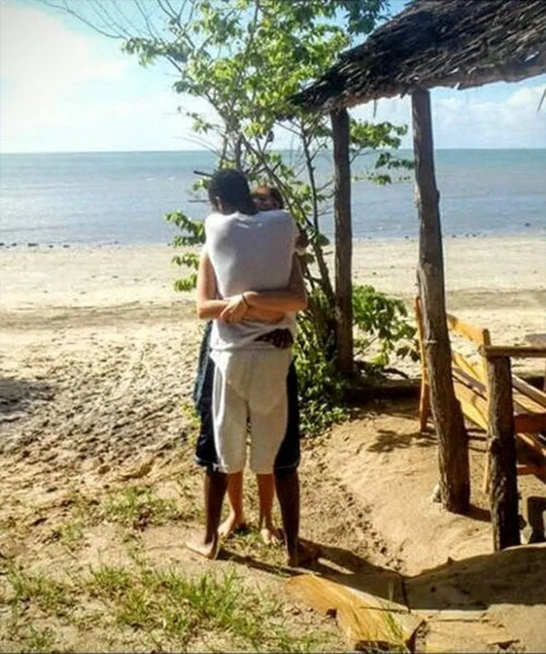 Esse abraço vai confundir seu cérebro até ele doer. Você entende a foto?