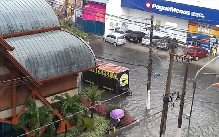 Cidade submersa! Chuva deixa Belém alagada e com tudo parado. Veja ao vivo onde está congestionado