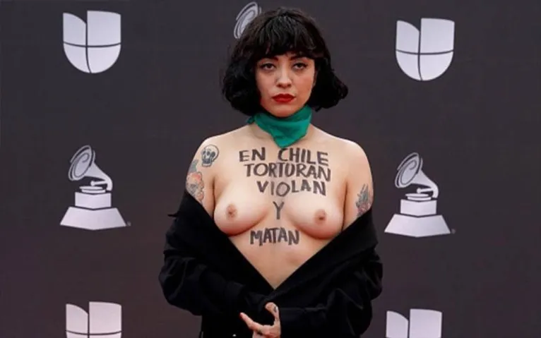 Cantora mostra os seios no tapete vermelho do Grammy para fazer protesto
