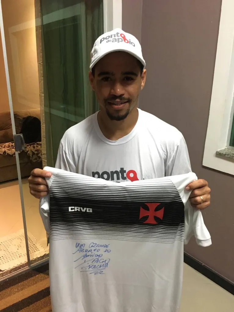 Yago Pikachu doa camisa autografada para incentivar
financiamento de projeto