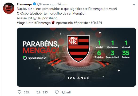 Flamengo comemora aniversário com inauguração do busto de ídolo