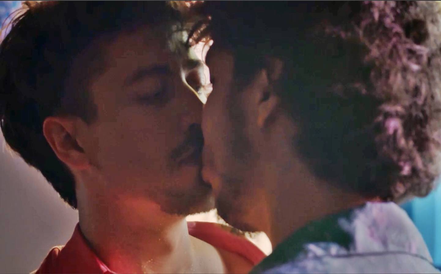 O ator já viveu de um homossexual e protagonizou uma cena de beijo com o ator João Vitor Silva, na MTV.