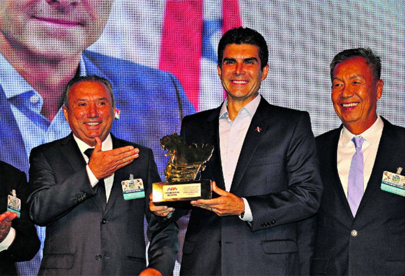 Helder recebeu o título de supermercadista honorário

