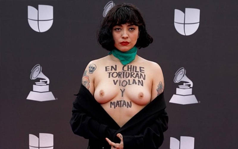 Cantora mostra os seios no tapete vermelho do Grammy para fazer protesto
