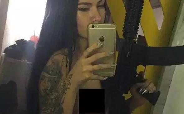 Modelo que ostentava com armas na web e entregaria 'encomenda' em Belém é presa