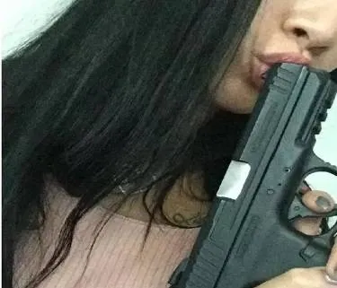 Modelo que ostentava com armas na web e entregaria 'encomenda' em Belém é presa