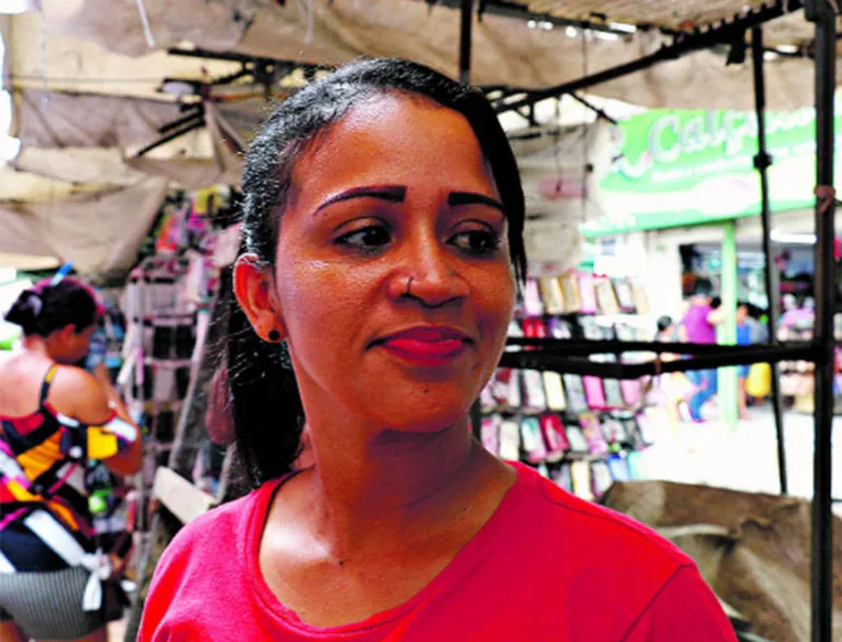 A vendedora Cássia Silva vai aproveitar seu décimo para comprar roupas que serão comercializadas

