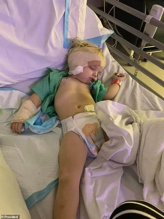 O menino está hospitalizado após ter caído do braço do sofá.
