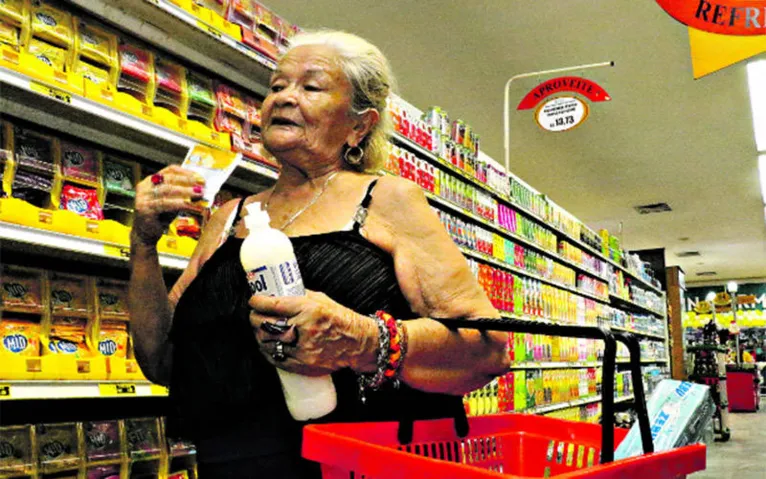 Maria Amorim diz que costuma fazer apenas uma compra por mês e sempre nos mesmos lugares

