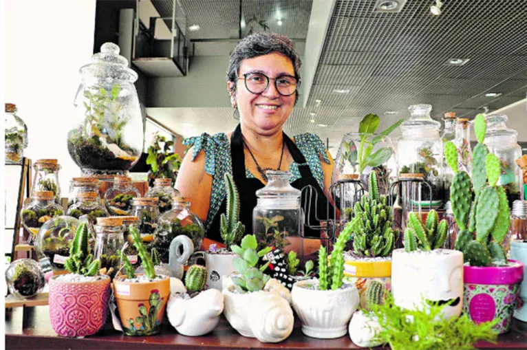 Márcia produz terrários de acordo com o desejo do cliente.