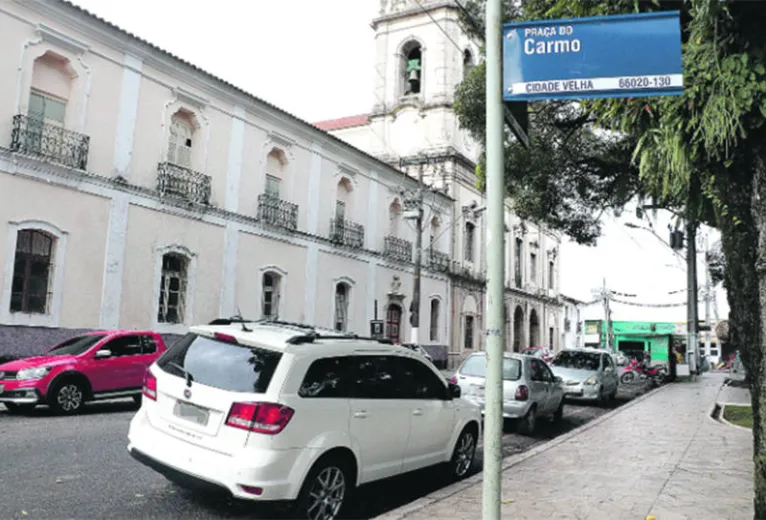 No entorno da Praça do Carmo, é comum carros parados irregularmente 
