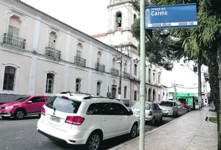 No entorno da Praça do Carmo, é comum carros parados irregularmente 
