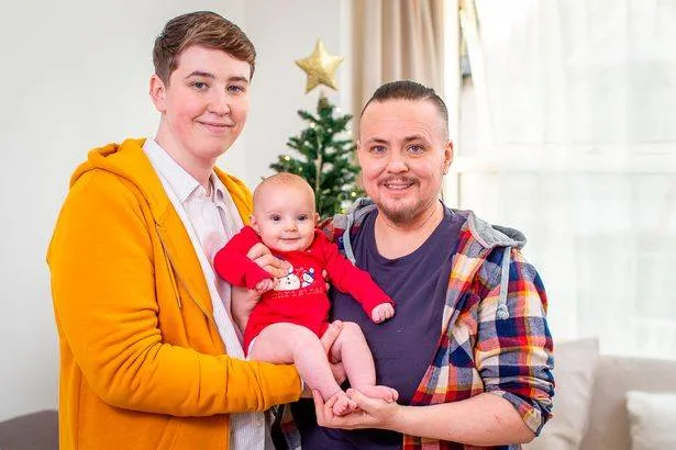 Homem trans dá à luz a bebê após receber sêmen doado por mulher trans