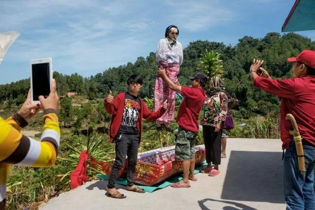 Tribo desenterra corpos de familiares e posa para foto em ritual 