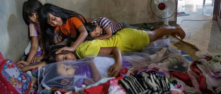 Tribo desenterra corpos de familiares e posa para foto em ritual 