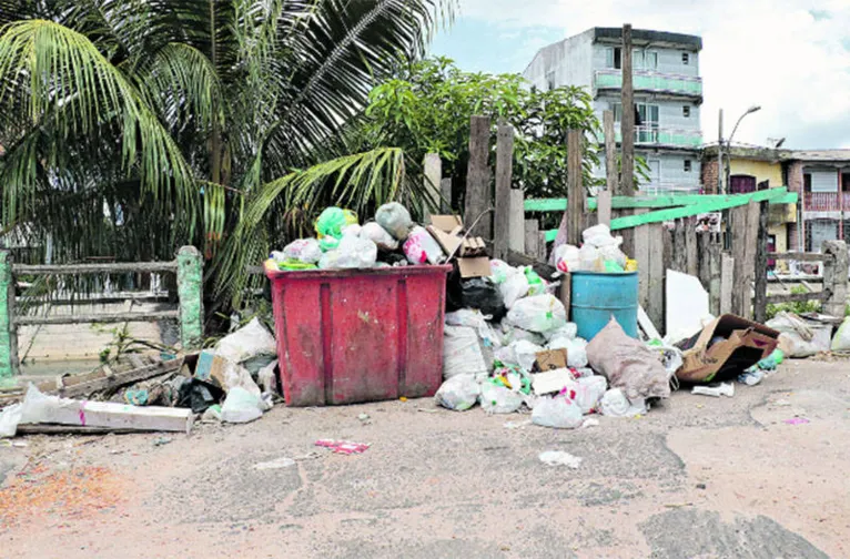 Moradores dizem que há quem venha de outras ruas jogar seu lixo alí, por falta de coleta