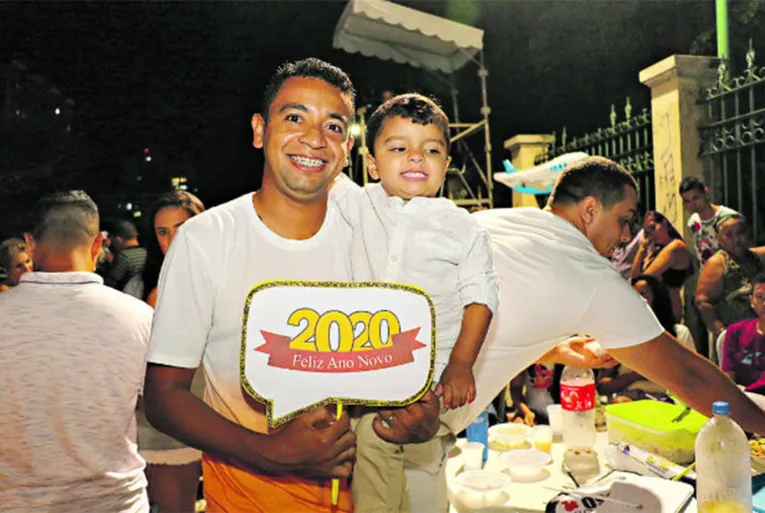 O enfermeiro Jefferson Sousa reuniu a família para acompanhar a tradicional queima de fogos

