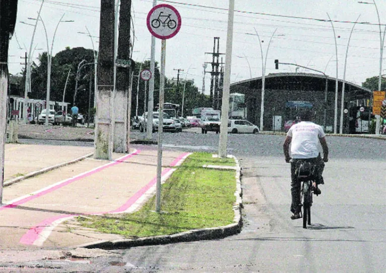 Com quase nenhuma área para circulação de bicicletas, a avenida Augusto Montenegro é um perigo para quem precisa trafegar por ali


