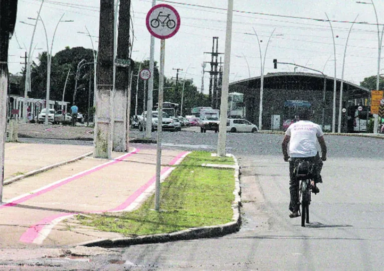 Com quase nenhuma área para circulação de bicicletas, a avenida Augusto Montenegro é um perigo para quem precisa trafegar por ali

