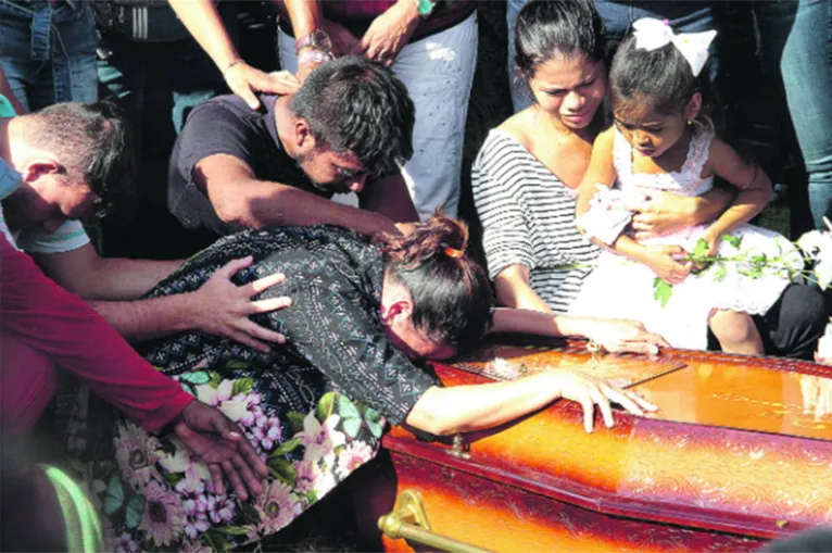 A mãe, cristina Duarte, ficou desolada durante o enterro