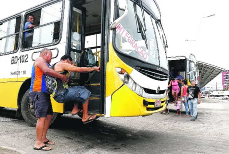 Eles também reclamam que os coletivos param em lugares errados

