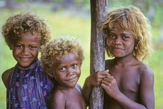 Conheça os melanésios, os únicos negros com cabelos loiros no mundo