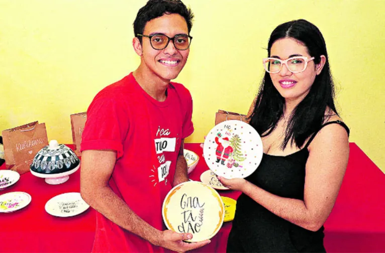 Yan e Emilly produzem peças de cerâmica próprias para presentear, em Icoaraci

