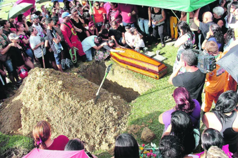 As últimas homenagens atraíram muitos amigos e parentes