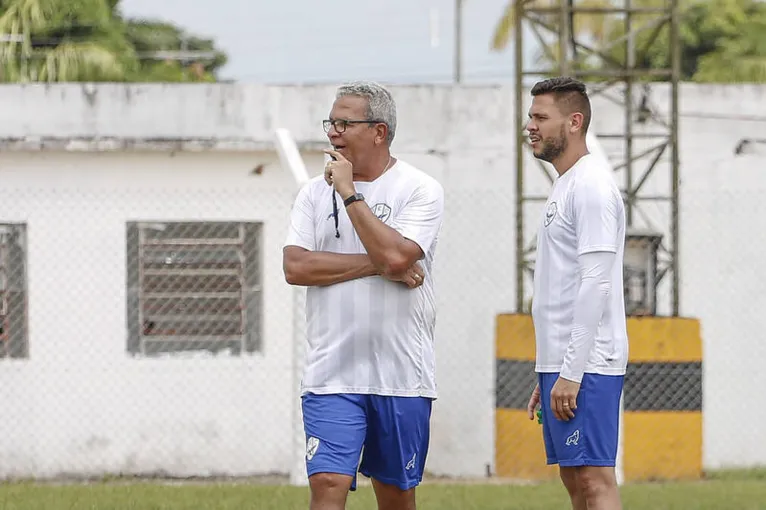 Atualmente, Hélio dos Anjos conta com 24 jogadores no elenco