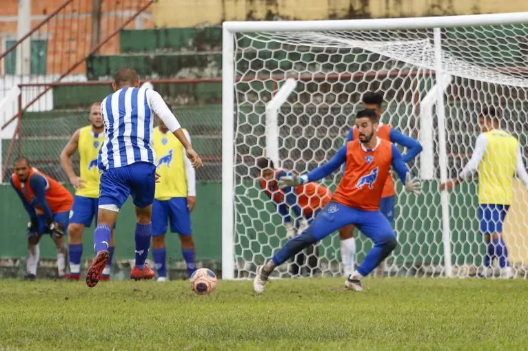 Goleiro bicolor é regularizado e está pronto para o jogo