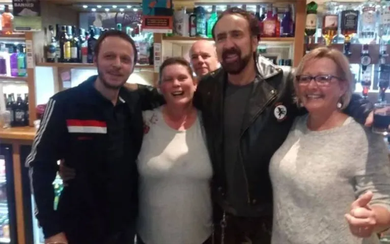 Ator Nicolas Cage passou Réveillon em bar pagando bebidas para desconhecidos