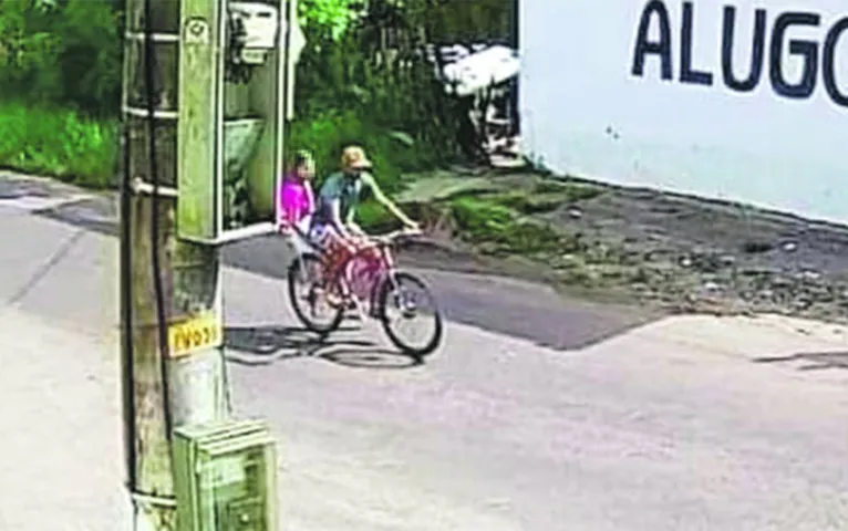 Vídeo mostra o adolescente levando uma das vítimas