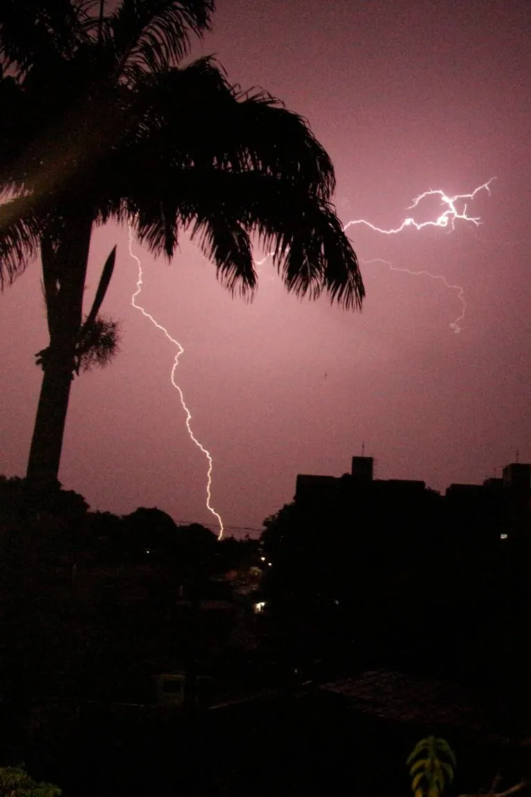 Brasil é líder mundial em registros de raios. Veja as dicas de como se proteger em caso de tempestade