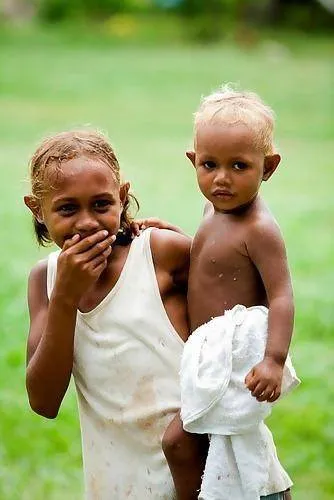 Conheça os melanésios, os únicos negros com cabelos loiros no mundo