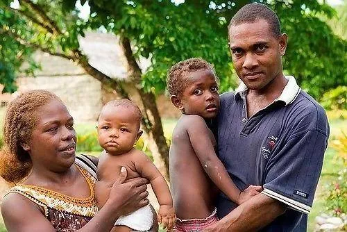 Conheça os melanésios, os únicos negros com cabelos loiros no mundo