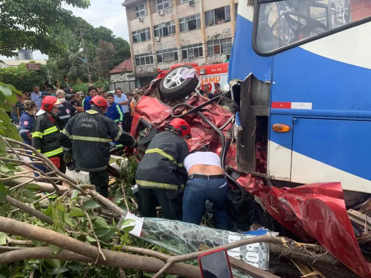 Ônibus e carro provocam grave acidente na pista do BRT da Almirante Barroso 