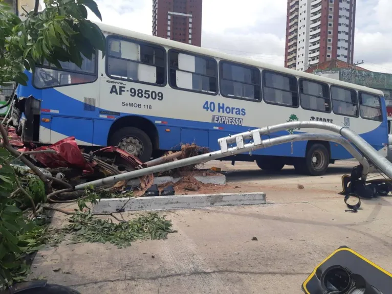 Ônibus e carro provocam grave acidente na pista do BRT da Almirante Barroso 