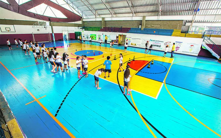 Colégio diferenciado, com projeto de renovação educacional e arquitetônica
