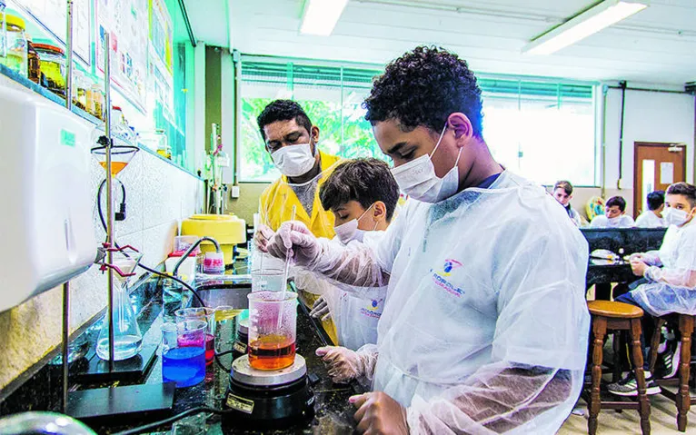 Colégio diferenciado, com projeto de renovação educacional e arquitetônica