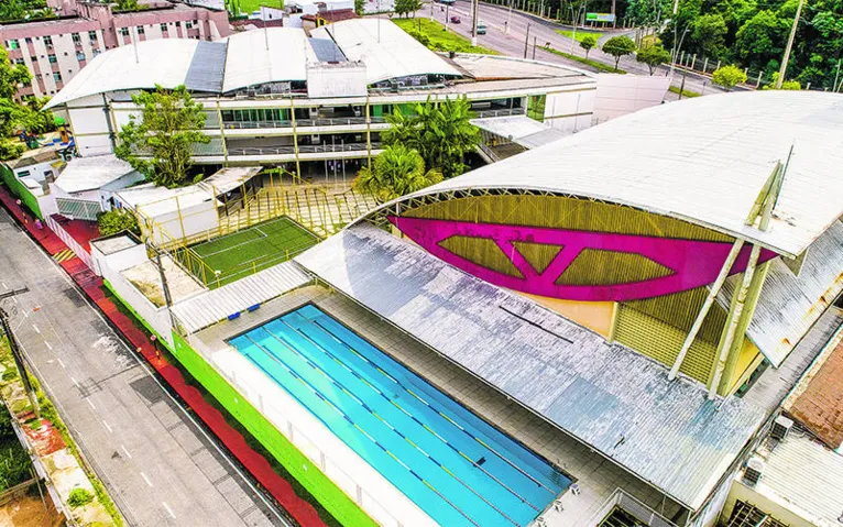 Colégio diferenciado, com projeto de renovação educacional e arquitetônica