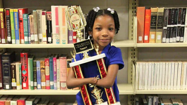 Menina que nasceu sem as mãos é bicampeã em concurso de caligrafia