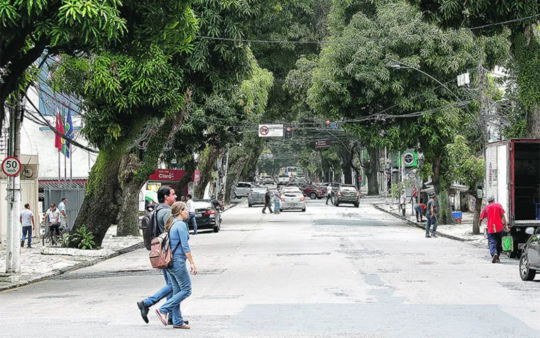 Contraste: avenida Nazaré com muitas árvores e abaixo, avenida Perimetral com bem poucas.