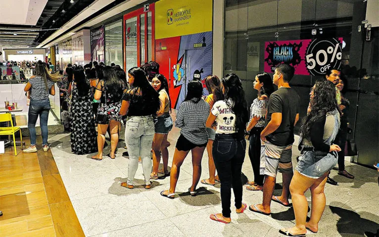 Black Friday é marcada por preços bons, filas longas e lojas cheias