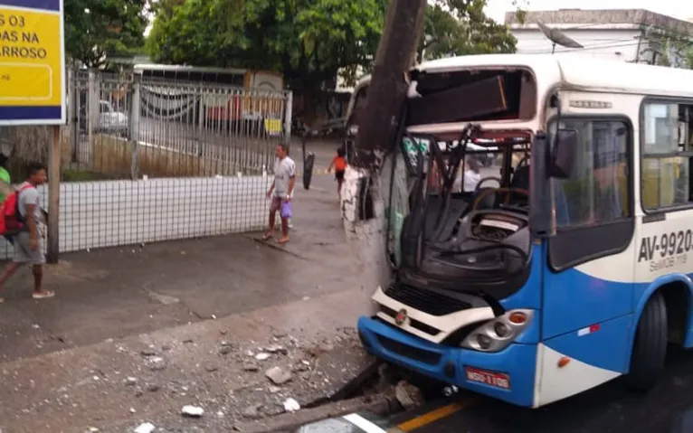 Ônibus colide com poste e deixa fiação elétrica exposta em avenida de Belém