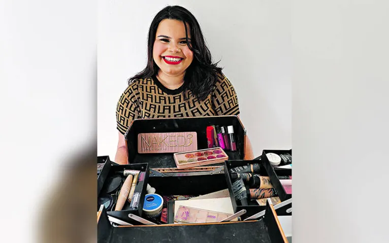 Izabella Martins, maquiadora.