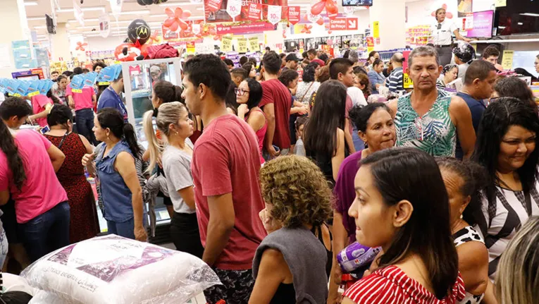 Shopping abre na madrugada para a Black Friday e atrai clientes na Grande Belém